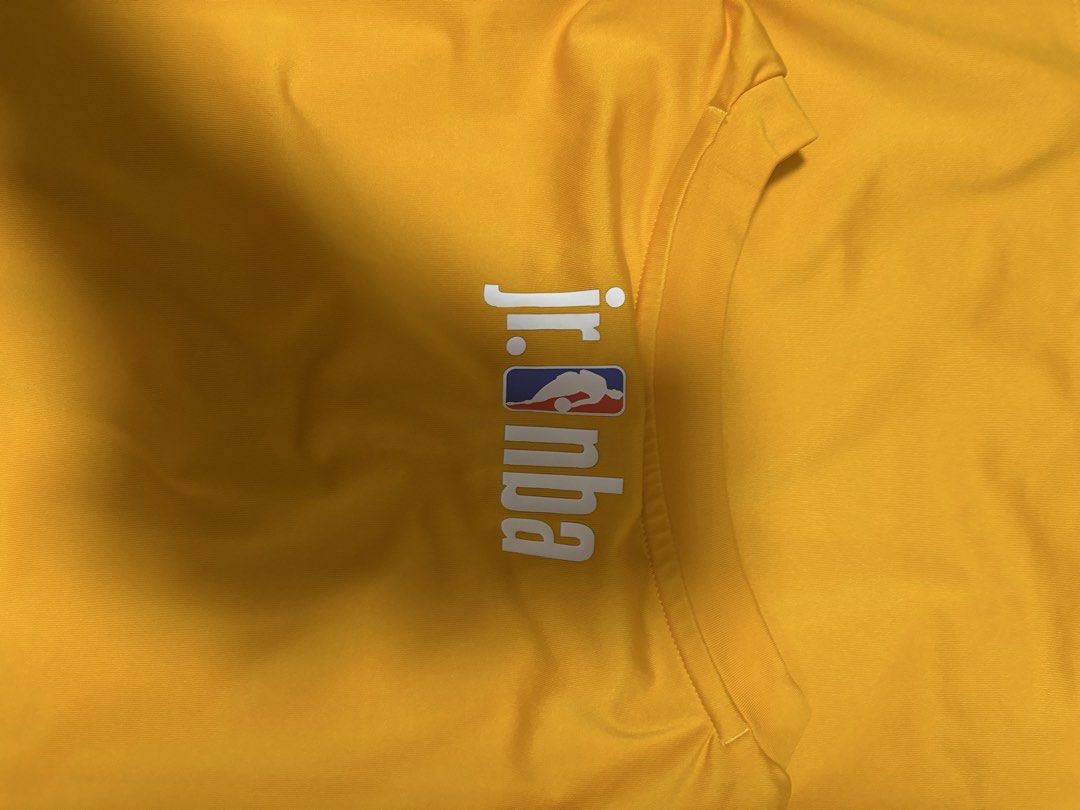 UA jr.nba 热身服 2XL （分類：運動服裝）位於 Hong Kong。 由 shuntingzh11375 提交（商品編號 1462189306，圖片 2）。簡介： UA jr nba 比赛发的短袖 黄色 2XL 透气轻薄 存放了一段时间没穿过 。