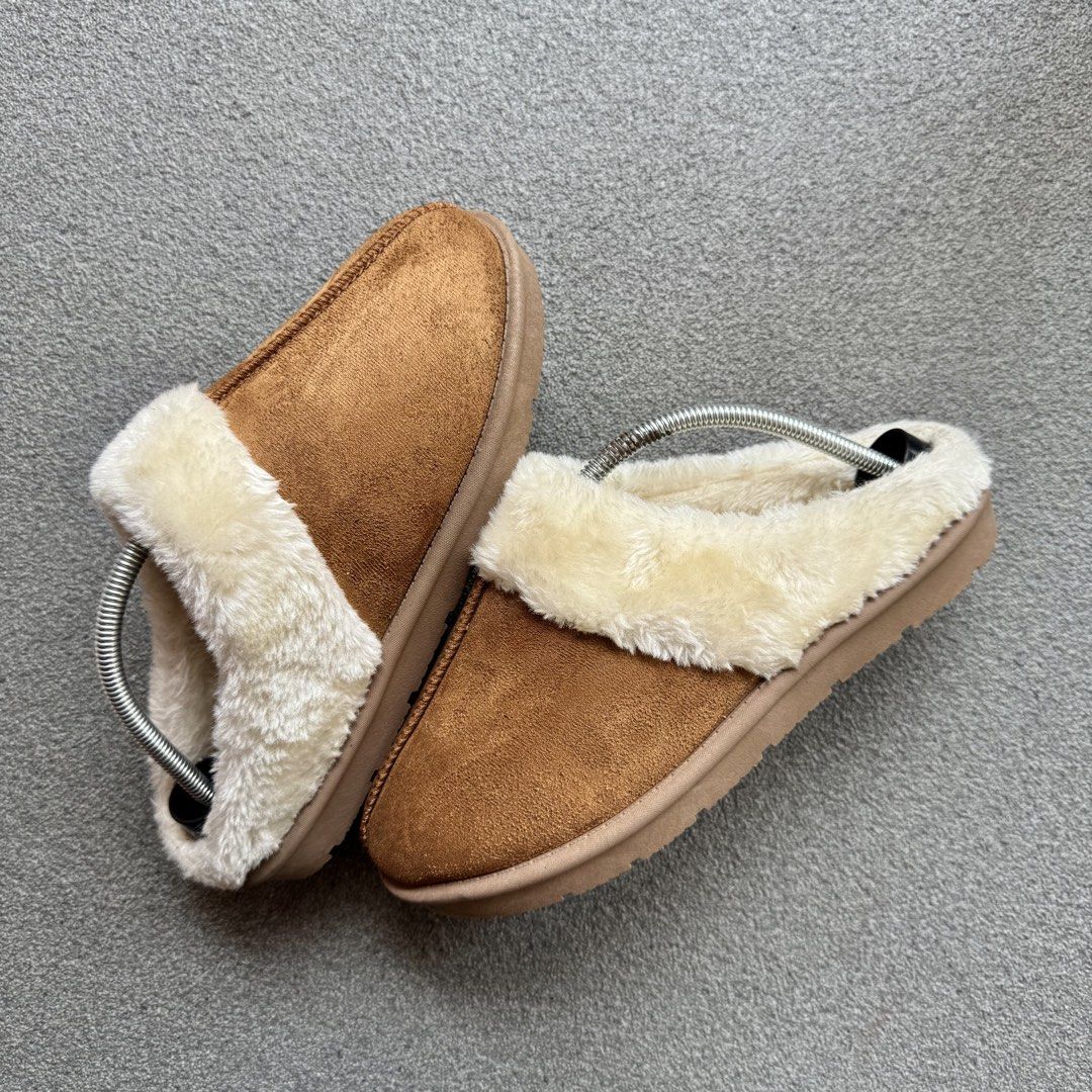 UGG KOOLABURRA ALT RANDOM CHESTNUT BROWN (Category: Slippers & Slides) located in Cagayan de Oro. Submitted by huntbytrickjam.v2 (Listing ID 1462074443, Image 1). Description: U-G KOOLABURRA ALT RANDOM CHESTNUT BROWN US 10 / EURO 44 / CM 28 EXCELLENT Pair Only No Issue M - 1299.