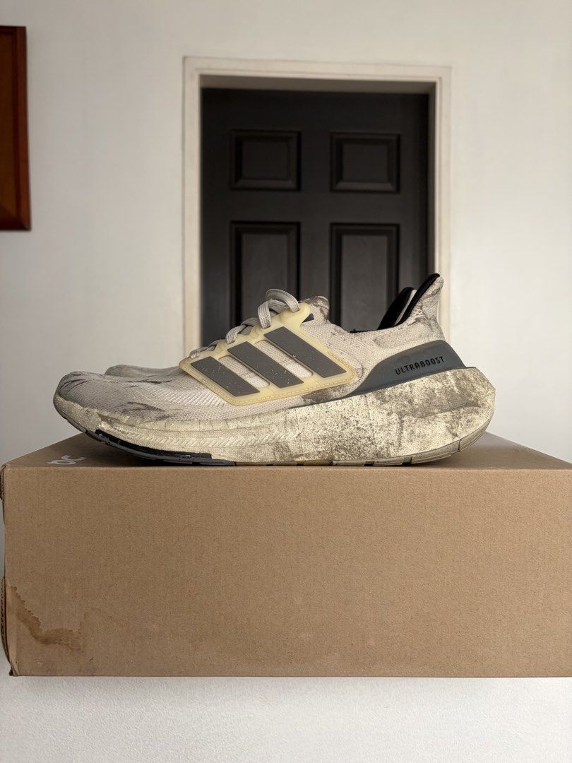 Ultra boost v2 (Category: Sneakers) located in Makati City. Submitted by indigo28 (Listing ID 1462100214, Image 1). Description: Ultraboost v2 no box Size: US 9 Condition: Barely used (8.5/10) Mode of Payment: * GCash * Bank Transfer Meet-up: Makati Area Delivery: Available (shipping fee shouldered by buyer) PM for more photos or inquiries. Serious buyers.