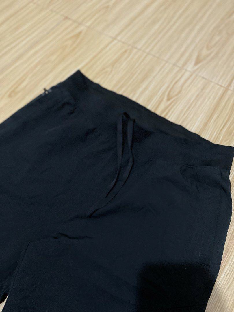 Under Armour Black Jogger Pants with Zip Pockets (Category: Joggers) located in Davao. Submitted by jayelcarba61168 (Listing ID 1462164286, Image 2). Description: - Black Under Armour jogger pants - Size: SM/P CH - Elastic waistband with drawstring - Zippered pockets (front and back) - Reflective detailing on sides - Ideal for workouts and casual wear.