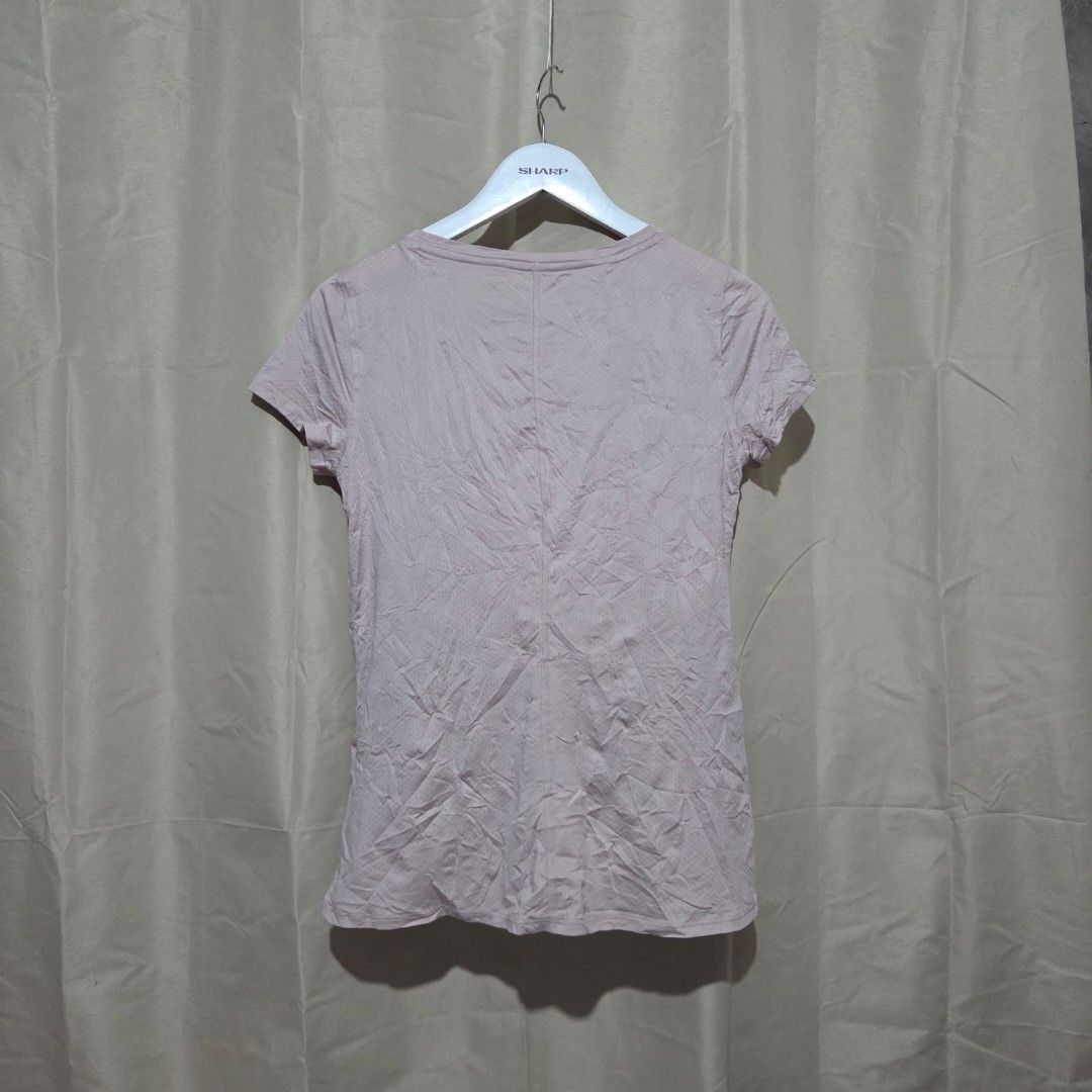 UNDER ARMOUR LIGHT pink (Category: Activewear) located in Santiago. Submitted by fromboxes (Listing ID 1462164866, Image 3). Description: Like new Ships thru J&T Isabela North Luzon Shipping Nationwide No rush shipping 😊😊.