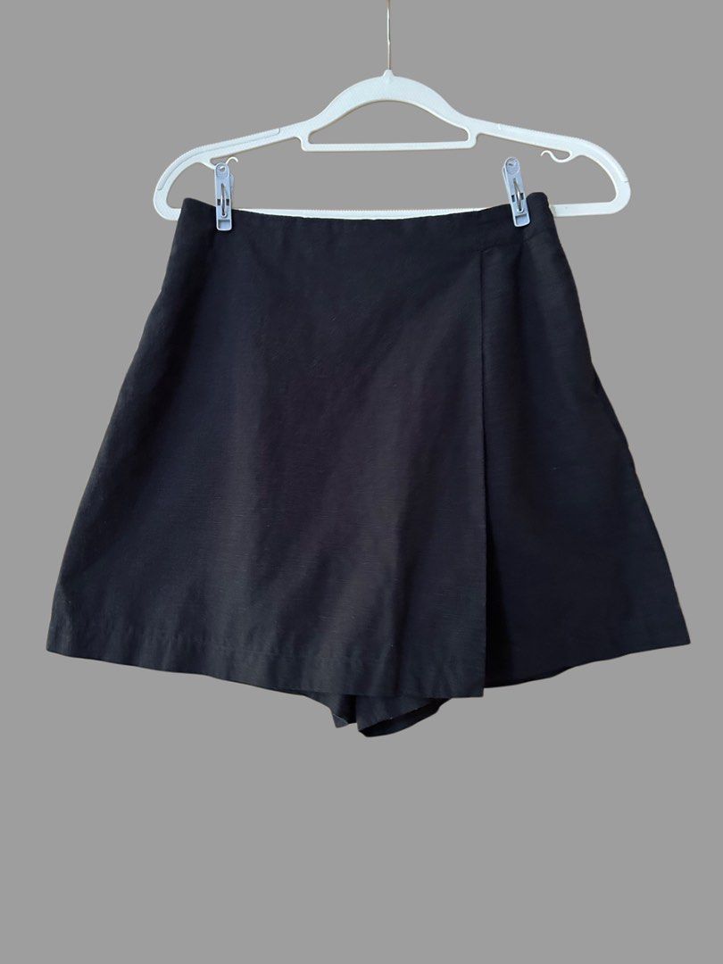 Uniqlo Black Skort Size S (Category: Skirts) located in Baguio. Submitted by tresmariascloset13 (Listing ID 1462068978, Image 2). Description: - Uniqlo Black Wrap Skirt - Size: S - Waist: 63-69cm - Hips: 88-94cm - Material: Rayon, Linen, Polyester blend - Features: Elastic waistband at the back .