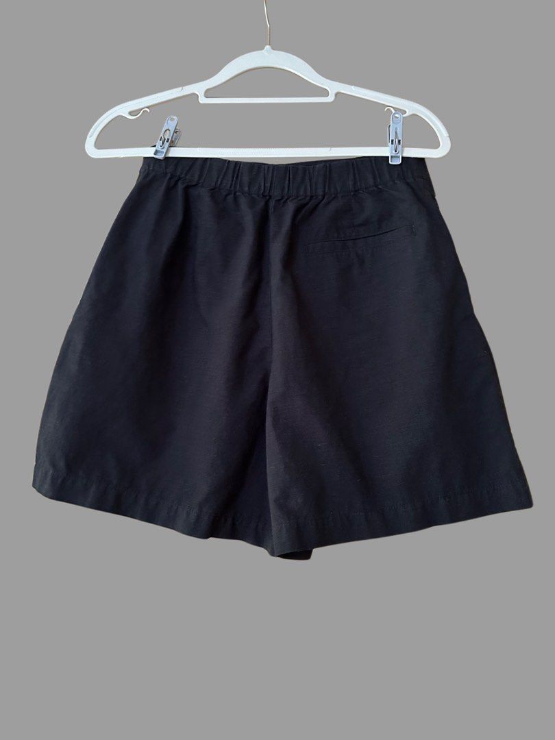 Uniqlo Black Skort Size S (Category: Skirts) located in Baguio. Submitted by tresmariascloset13 (Listing ID 1462068978, Image 3). Description: - Uniqlo Black Wrap Skirt - Size: S - Waist: 63-69cm - Hips: 88-94cm - Material: Rayon, Linen, Polyester blend - Features: Elastic waistband at the back .