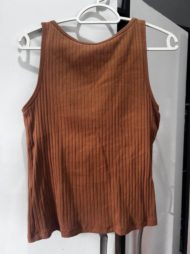 UNIQLO Brown Top with Inner Bra (Category: Sleeveless) located in Pasig City. Submitted by ladyleslieisletavelarde4902 (Listing ID 1462078462, Image 2). Description: UNIQLO Brown Top with Inner Bra Brand: Uniqlo Color: Brown Size: M to L | Bust 86-92cm Cotton with built-in inner bra Comfortable and easy to wear Excellent preloved condition MOP: Gcash / Bank Transfer Purchase direct from store Delivery: SF shouldered by buyer .