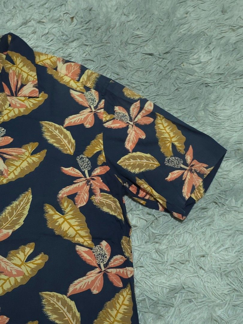 Uniqlo Buttondown Shirt (Category: Formal Shirts) located in Abulug. Submitted by humanwhosellthings (Listing ID 1462092235, Image 3). Description: UNIQLÒ ✅️Size: Large on tag fit to XLarge ✅️Dimes: 24W x 28L ✅Condition: Excellent ✅Issue: None ✅Color Rate: 9.8/10.