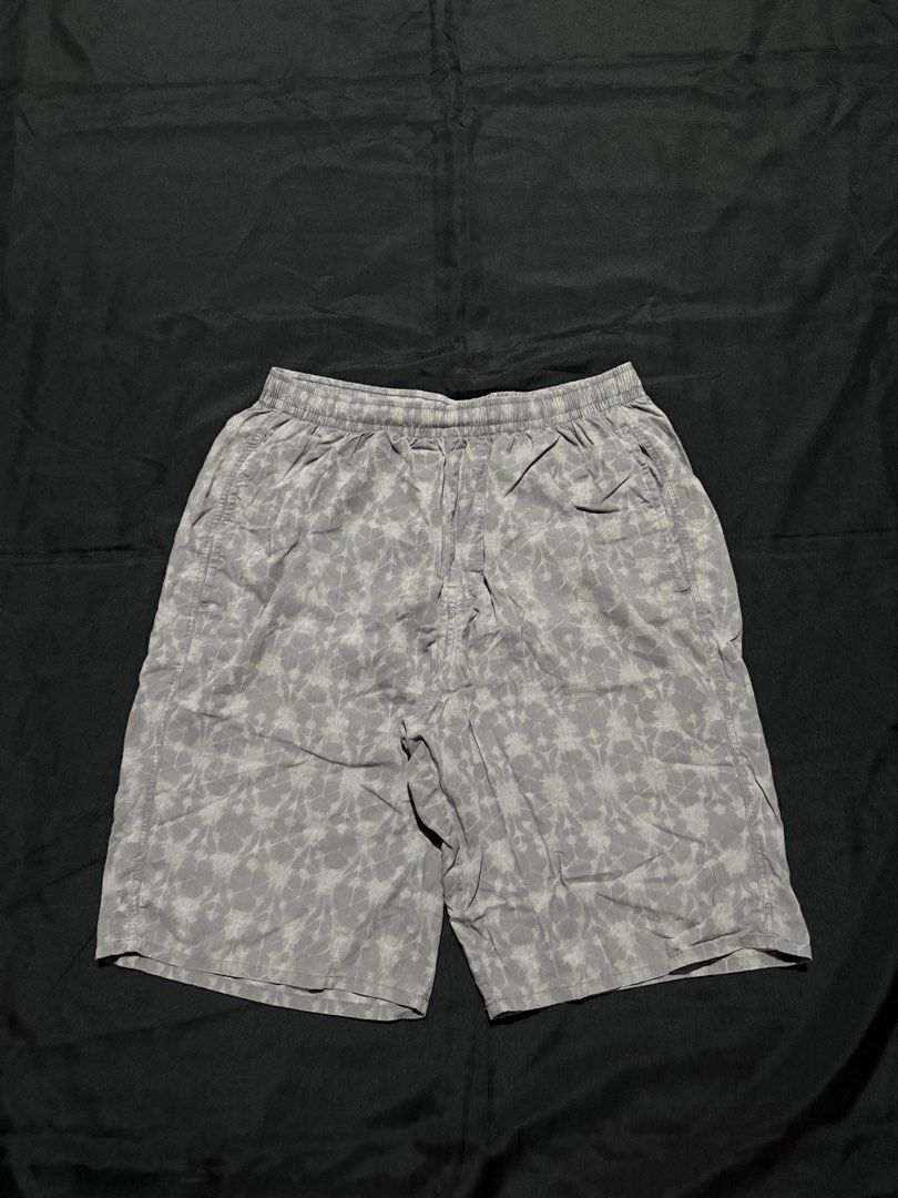 Uniqlo Easy Shorts (Category: Shorts) located in Batangas. Submitted by arbyyyyy (Listing ID 1462176709, Image 1). Description: Uniqlo Easy Shorts Grey Large W: 30-34 in L: 19.5 H: 10 in.