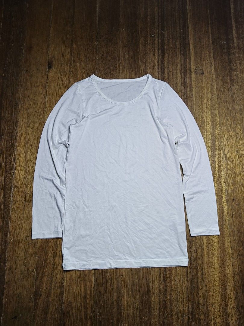 Uniqlo HEATTECH kids size 150 (Category: Babies & Kids Fashion) located in Mandaluyong City. Submitted by heatgear (Listing ID 1462148721, Image 1). Description: - Uniqlo HEATTECH Long-Sleeved Shirt - Color: White - Size: 150 (Recommended height: 145-155cm) chest 71-77cm - Material: Soft and comfortable - Function: Excellent for keeping warm - Origin: Made in China 11-12 years old 280 + sf location mandaluyong.