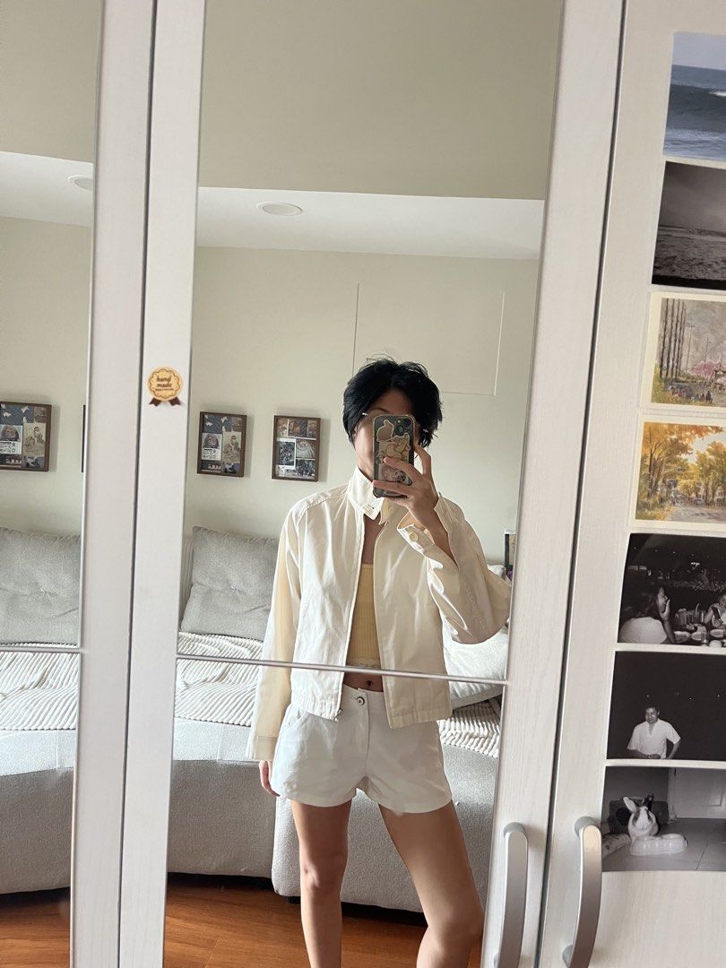 uniqlo jacket (Category: Coats, Jackets and Outerwear) located in Pasig City. Submitted by outofcountry_until_oct12 (Listing ID 1462075368, Image 2). Description: BNWOT, xs on tag but can fit up to M. for ref i am 5'3.6 32A 25 waist.