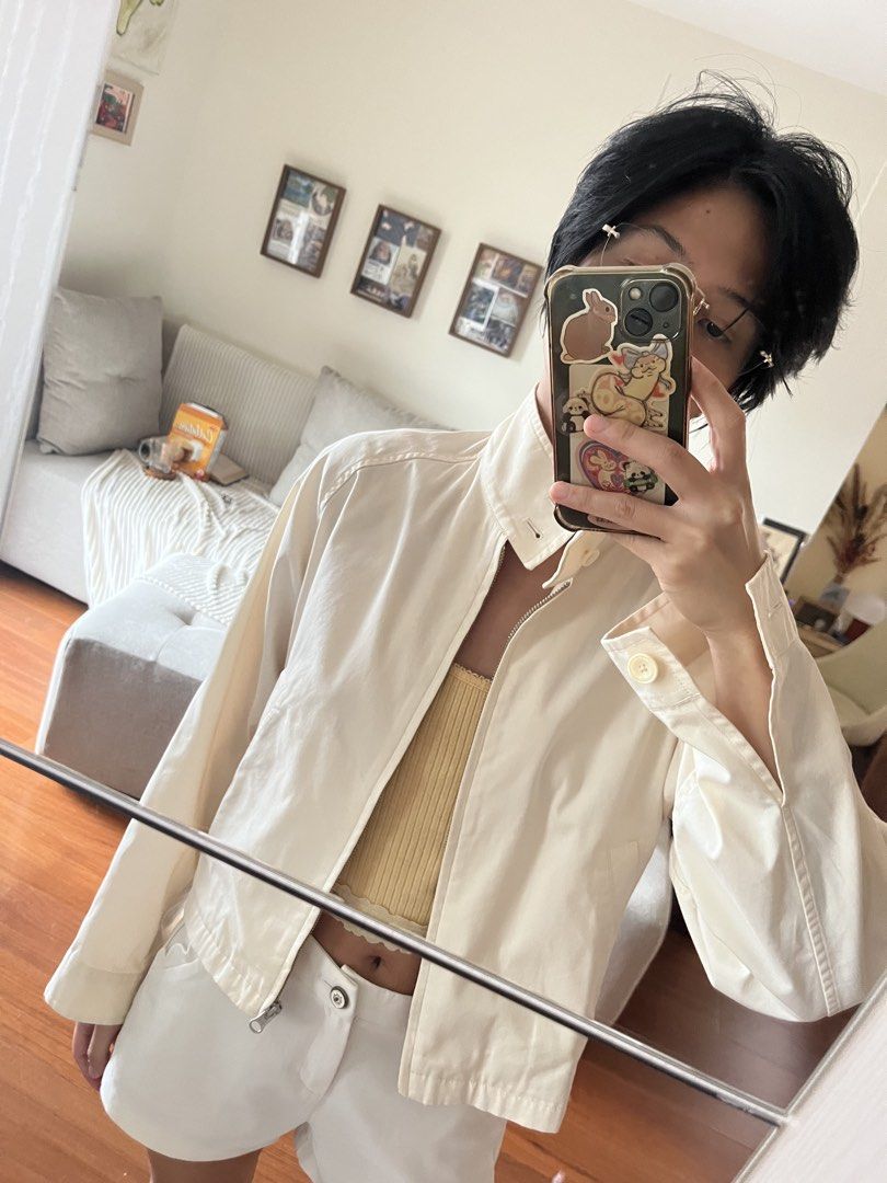 uniqlo jacket (Category: Coats, Jackets and Outerwear) located in Pasig City. Submitted by outofcountry_until_oct12 (Listing ID 1462075368, Image 3). Description: BNWOT, xs on tag but can fit up to M. for ref i am 5'3.6 32A 25 waist.