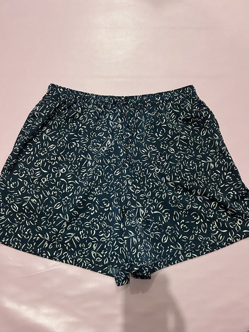 Uniqlo Lounge Short (Category: Activewear) located in Manila. Submitted by chen_clybelles (Listing ID 1462185886, Image 1). Description: .