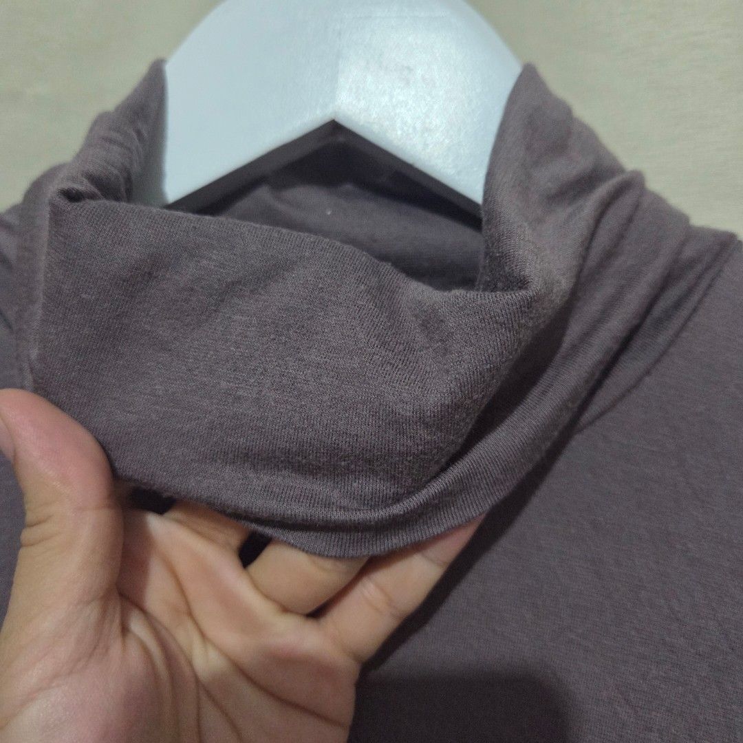 UNIQLO MEN HEATTECH turtle neck (Category: Tshirts & Polo Shirts ) located in Santiago. Submitted by fromboxes (Listing ID 1462172228, Image 3). Description: 8/10 with some lints Ships thru J&T Isabela North Luzon Shipping Nationwide No rush shipping 😊😊.