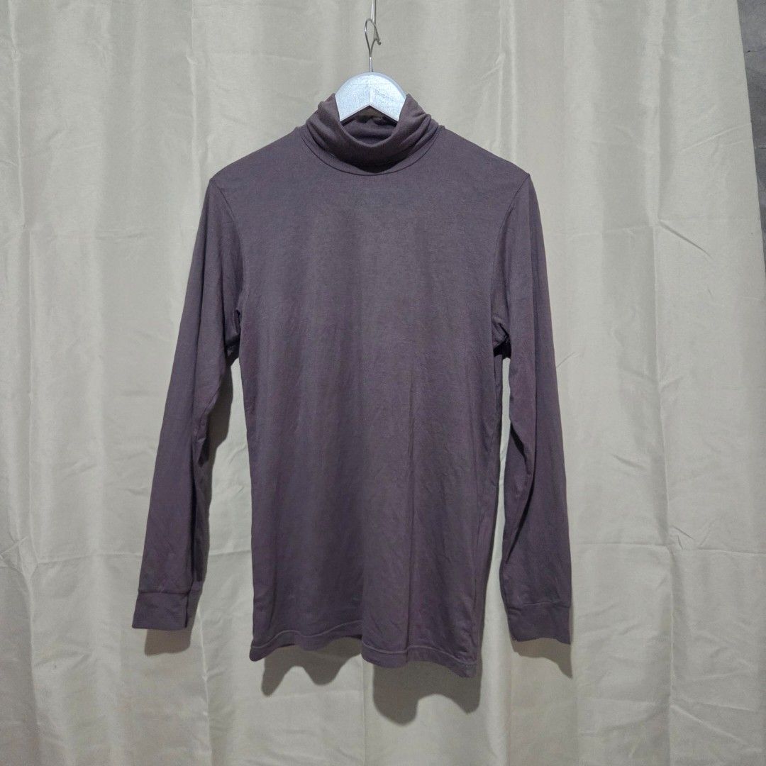 UNIQLO MEN HEATTECH turtle neck (Category: Tshirts & Polo Shirts ) located in Santiago. Submitted by fromboxes (Listing ID 1462172228, Image 1). Description: 8/10 with some lints Ships thru J&T Isabela North Luzon Shipping Nationwide No rush shipping 😊😊.