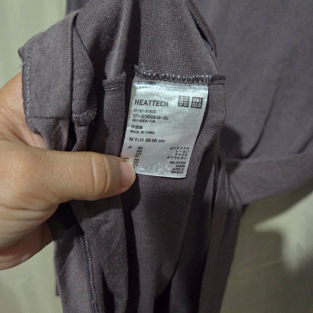 UNIQLO MEN HEATTECH turtle neck (Category: Tshirts & Polo Shirts ) located in Santiago. Submitted by fromboxes (Listing ID 1462172228, Image 2). Description: 8/10 with some lints Ships thru J&T Isabela North Luzon Shipping Nationwide No rush shipping 😊😊.