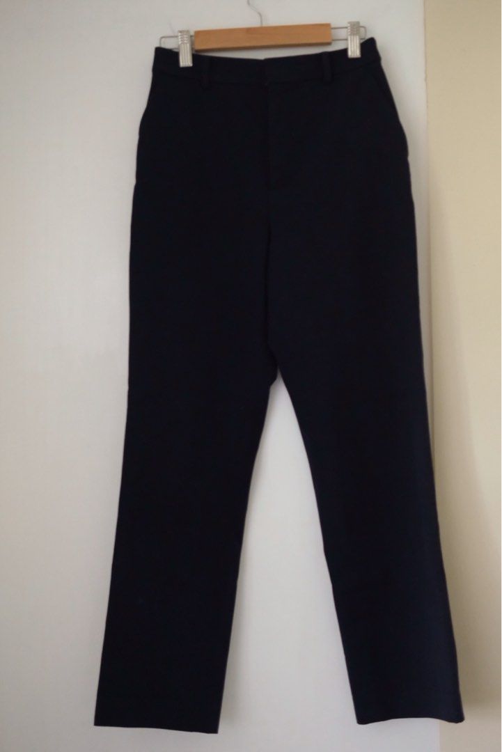 Uniqlo navy blue pants (Category: Other Bottoms) located in Mandaluyong City. Submitted by declutterstuff12 (Listing ID 1462208335, Image 1). Description: Used once. .