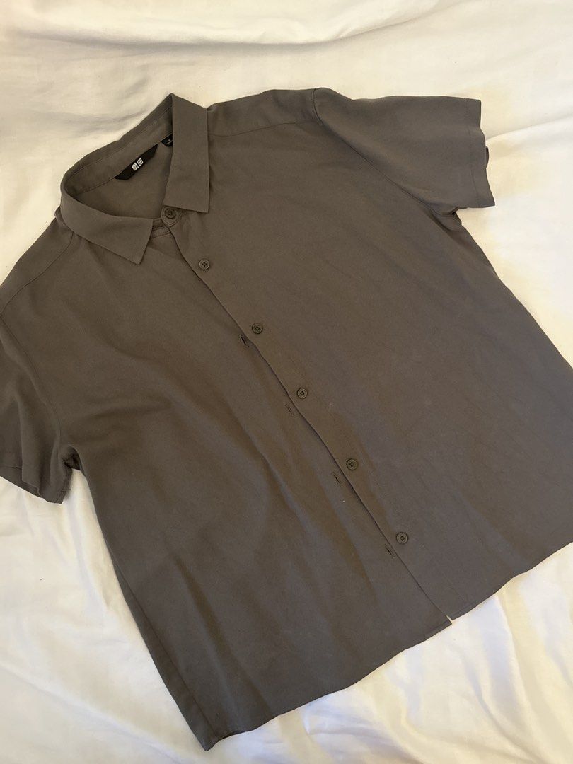 Uniqlo olive green top (Category: Others Tops) located in Mandaluyong City. Submitted by declutterstuff12 (Listing ID 1462209687, Image 1). Description: No flaws.
