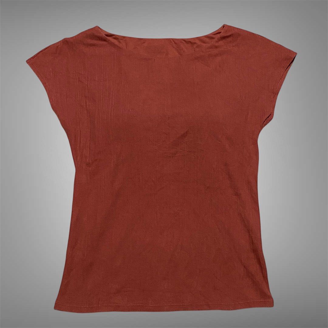 Uniqlo Shirt with Bra (Category: Others Tops) located in Mabalacat. Submitted by stellargarments (Listing ID 1462069007, Image 1). Description: L - 22 W - 16 Condition -9/10 Super nice fabric Comfy stretchy tela Medjo makapal pads niya ang ganda Ganda ng Details Smooth on skin fabric Need wash fresh from bale lukot pa po Color may vary due to lighting.