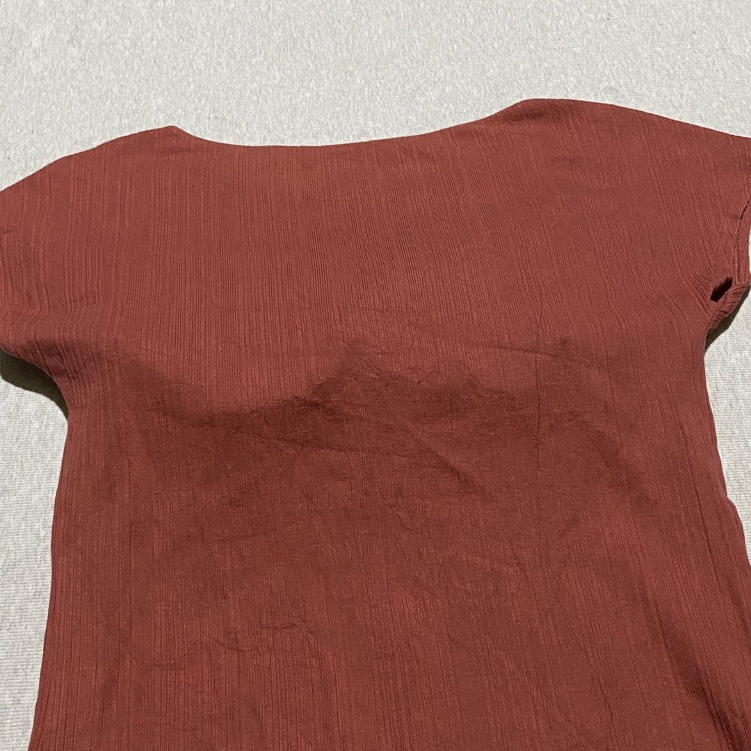 Uniqlo Shirt with Bra (Category: Others Tops) located in Mabalacat. Submitted by stellargarments (Listing ID 1462069007, Image 3). Description: L - 22 W - 16 Condition -9/10 Super nice fabric Comfy stretchy tela Medjo makapal pads niya ang ganda Ganda ng Details Smooth on skin fabric Need wash fresh from bale lukot pa po Color may vary due to lighting.