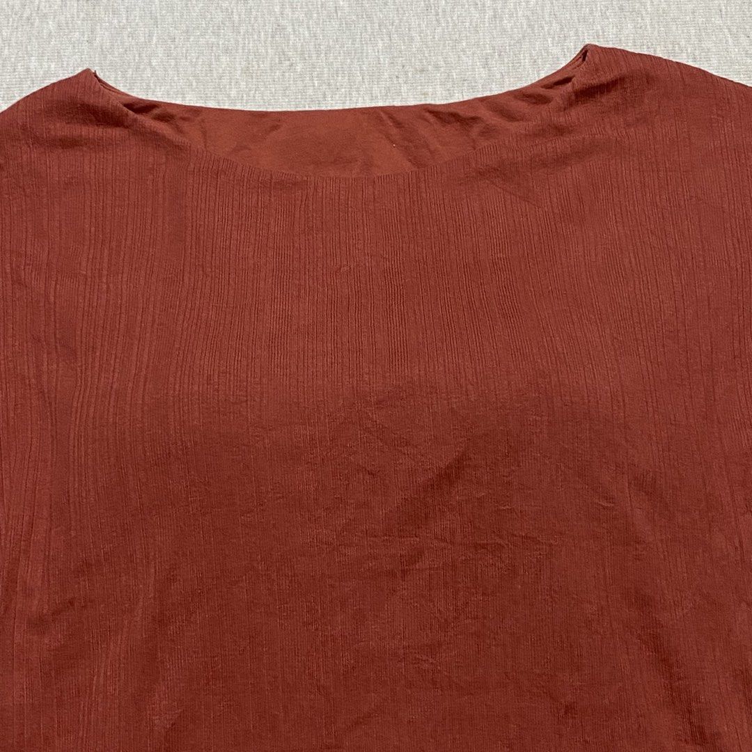 Uniqlo Shirt with Bra (Category: Others Tops) located in Mabalacat. Submitted by stellargarments (Listing ID 1462069007, Image 2). Description: L - 22 W - 16 Condition -9/10 Super nice fabric Comfy stretchy tela Medjo makapal pads niya ang ganda Ganda ng Details Smooth on skin fabric Need wash fresh from bale lukot pa po Color may vary due to lighting.