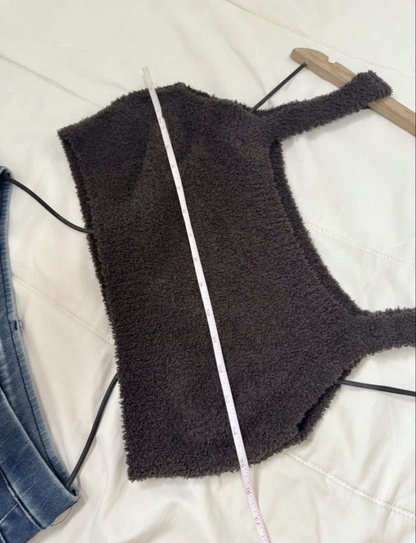 Uniqlo Soft Fluffy Crop Top Dark Brown Medium (Category: Sleeveless) located in Cavite. Submitted by casingpavements (Listing ID 1462045865, Image 3). Description: .
