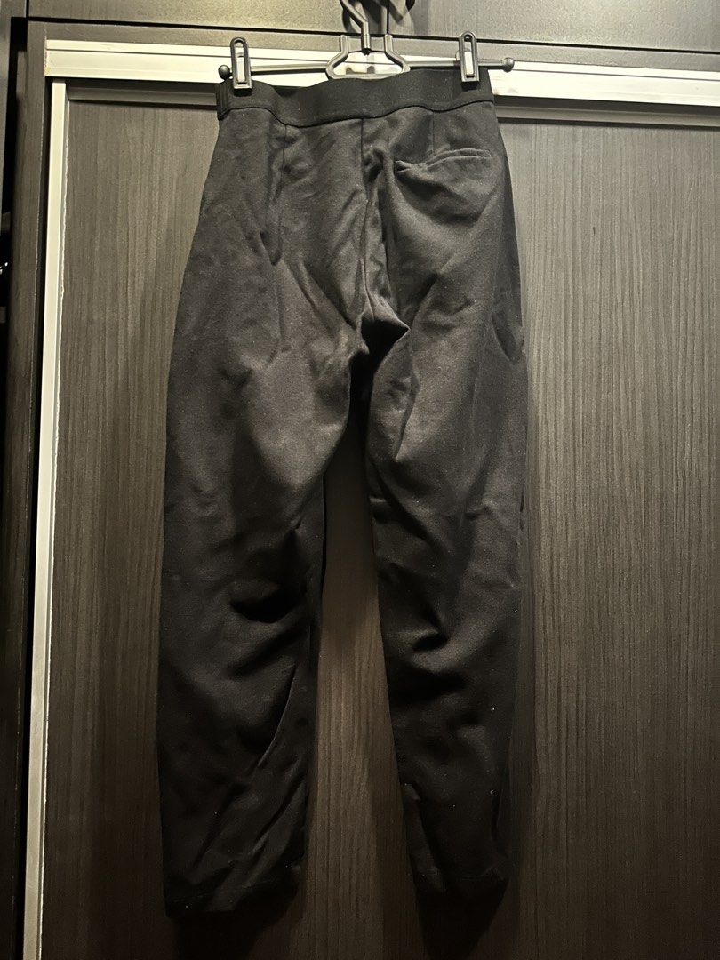 Uniqlo Stretchy Black Garterized Pants (Category: Other Bottoms) located in Manila. Submitted by cnik8 (Listing ID 1462113489, Image 2). Description: - Uniqlo Black Pants - Size: S (Waist 60-66cm) - Material: Rayon blend - Features: Very comfortable and stretchy - Origin: Made in Vietnam - Ideal for: Everyday wear, Office wear.