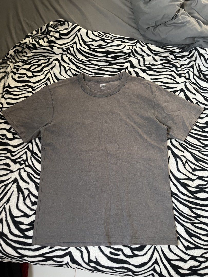 Uniqlo U (Category: Tshirts & Polo Shirts ) located in Santo Tomas. Submitted by venpineda (Listing ID 1462124269, Image 1). Description: This is a dark gray crew neck t-shirt from Uniqlo featuring a classic short-sleeve design and a smooth cotton blend. no issue Size L on tag excellent condition Length 26 Width 21.