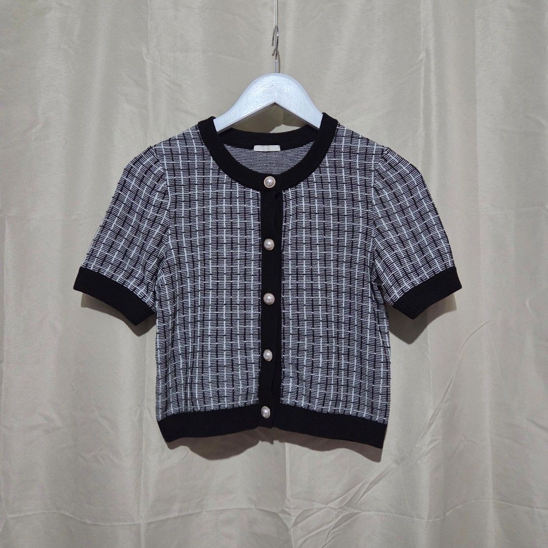 UNIQLO X GU TOP (Category: Blouses) located in Santiago. Submitted by fromboxes (Listing ID 1462162449, Image 1). Description: Like new M on tag runs S Ships thru J&T Isabela North Luzon Shipping Nationwide No rush shipping 😊😊.