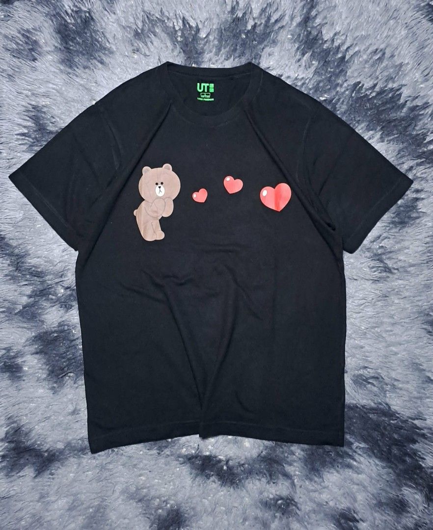 UT Uniqlo x Line Friends (Category: Tshirts & Polo Shirts ) located in Manila. Submitted by yaseen__73 (Listing ID 1462131534, Image 1). Description: Black Uniqlo UT x Line Friends graphic t-shirt featuring a cute graphic of Brown the bear reaching for floating red hearts. - Wearing Size : Large on Tag - Dimensions : See Photo - Color Rate : 9.9/10 - Flawless - Nearly New Condition Courier : J&T 🚛 Lalamove 🛵 MOP : G C A S H B A N K T R A N S F 