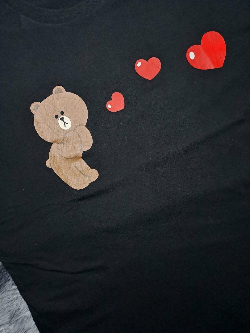 UT Uniqlo x Line Friends (Category: Tshirts & Polo Shirts ) located in Manila. Submitted by yaseen__73 (Listing ID 1462131534, Image 3). Description: Black Uniqlo UT x Line Friends graphic t-shirt featuring a cute graphic of Brown the bear reaching for floating red hearts. - Wearing Size : Large on Tag - Dimensions : See Photo - Color Rate : 9.9/10 - Flawless - Nearly New Condition Courier : J&T 🚛 Lalamove 🛵 MOP : G C A S H B A N K T R A N S F 