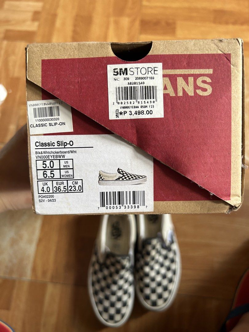 Vans Classic (Category: Sneakers) located in Quezon City. Submitted by pr0duct_paradize (Listing ID 1462084307, Image 1). Description: Decluttering! Magbasa and Check the Photos Preloved! Bawal sa Maarte! Original Vans Nasa picture po size and Presyo May flaws syempre ginamit siya! Kayo na maglinis Helping Someone Pick up or Book an App! Location: Novaliches QC.