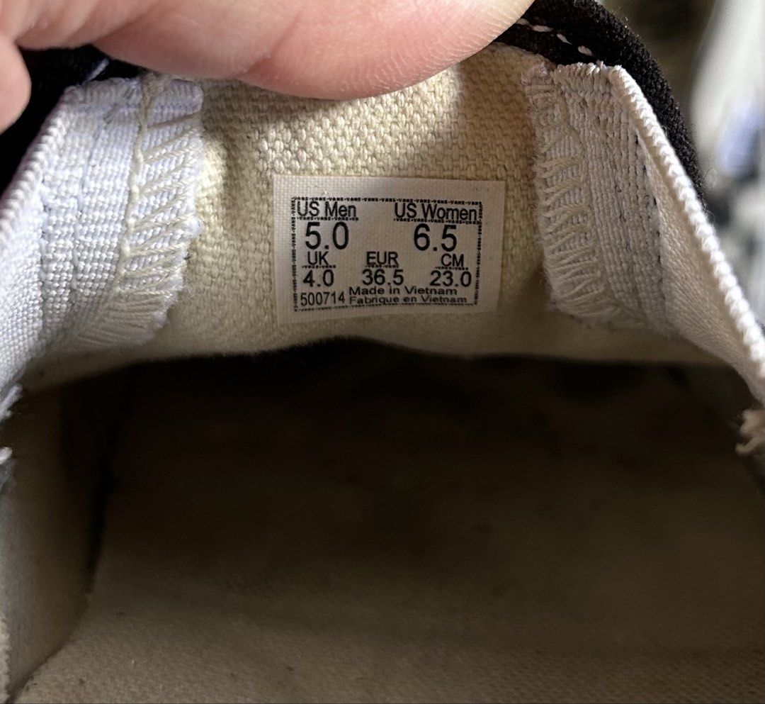 Vans Classic (Category: Sneakers) located in Quezon City. Submitted by pr0duct_paradize (Listing ID 1462084307, Image 3). Description: Decluttering! Magbasa and Check the Photos Preloved! Bawal sa Maarte! Original Vans Nasa picture po size and Presyo May flaws syempre ginamit siya! Kayo na maglinis Helping Someone Pick up or Book an App! Location: Novaliches QC.
