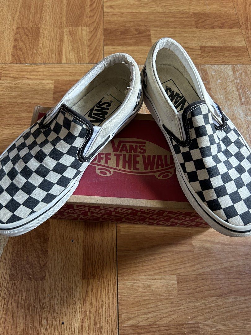 Vans Classic (Category: Sneakers) located in Quezon City. Submitted by pr0duct_paradize (Listing ID 1462084307, Image 2). Description: Decluttering! Magbasa and Check the Photos Preloved! Bawal sa Maarte! Original Vans Nasa picture po size and Presyo May flaws syempre ginamit siya! Kayo na maglinis Helping Someone Pick up or Book an App! Location: Novaliches QC.