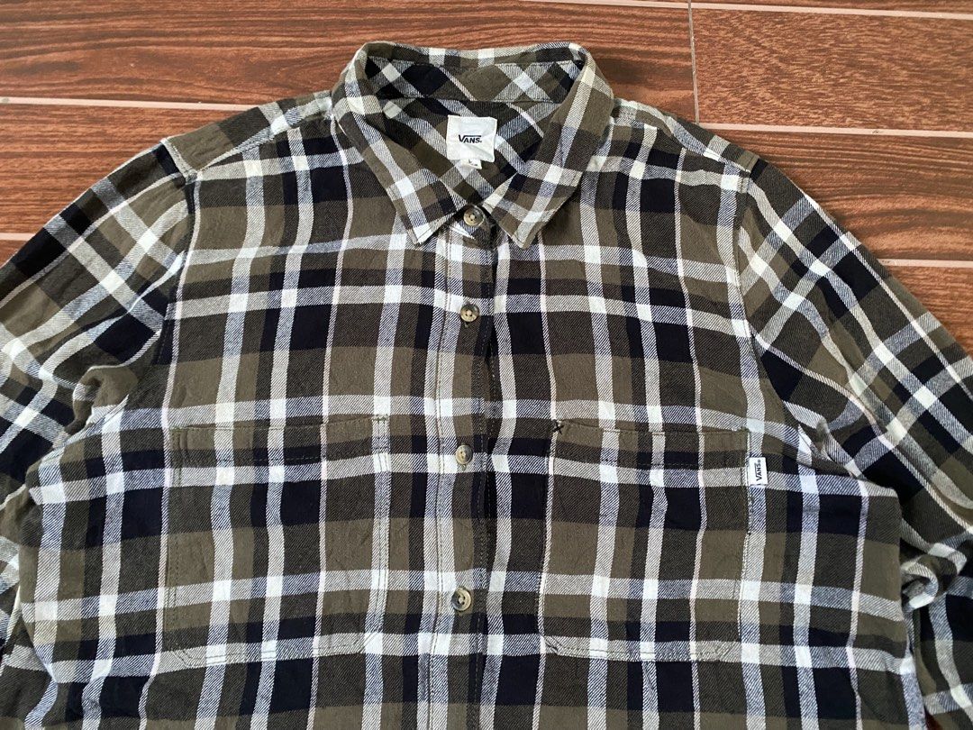 VANS FLANNEL (Category: Formal Shirts) located in Cebu City. Submitted by thriftpherskzai (Listing ID 1462129708, Image 3). Description: VANS FLANNEL UNISEX SIZE L 21W x 28.5L LIKE NEW SEE DETAILS .