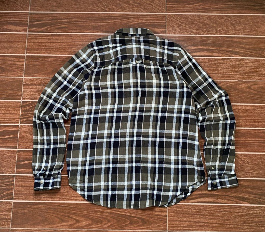VANS FLANNEL (Category: Formal Shirts) located in Cebu City. Submitted by thriftpherskzai (Listing ID 1462129708, Image 2). Description: VANS FLANNEL UNISEX SIZE L 21W x 28.5L LIKE NEW SEE DETAILS .