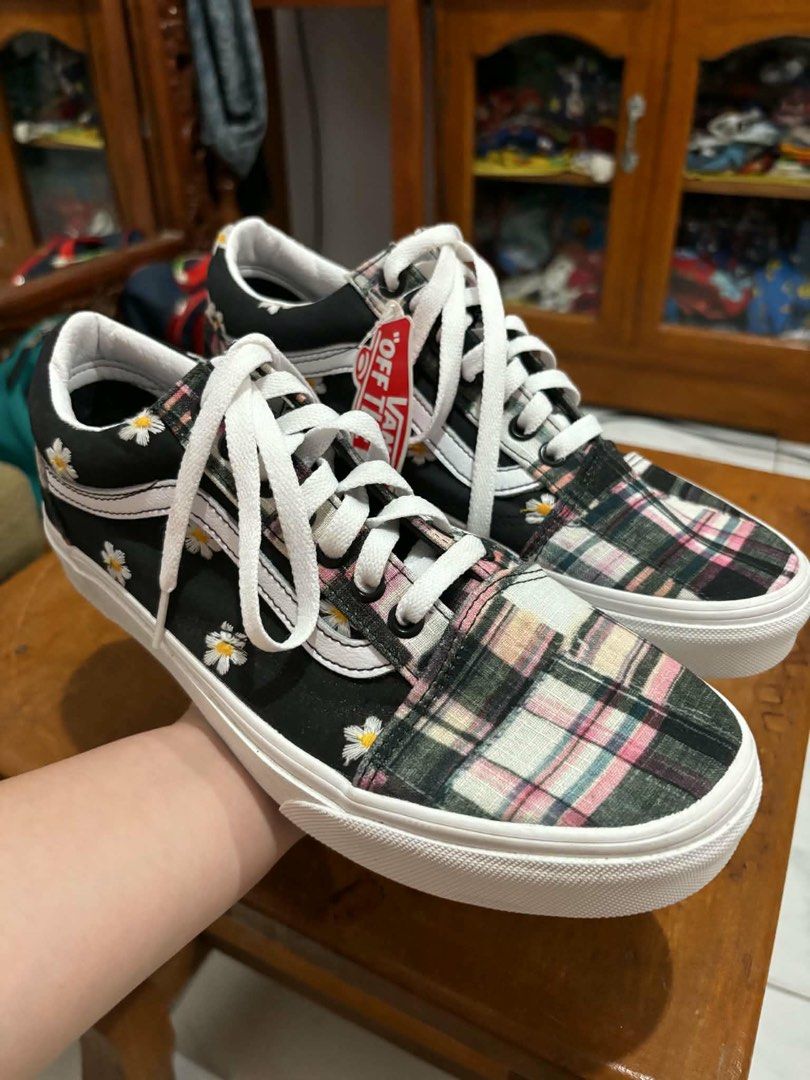 Vans Old Skool Daisy Plaid Sneakers (Category: Sneakers) located in Lingayen. Submitted by jayteeeezy (Listing ID 1462063252, Image 2). Description: VANS OS FLORAL PLAID PATCHWORK ⚡️ - Size: 7.5 - Color: Black base with plaid pattern and daisy details - Features: White laces, signature Vans side stripe - Style: Perfect for adding personality to any outfit.