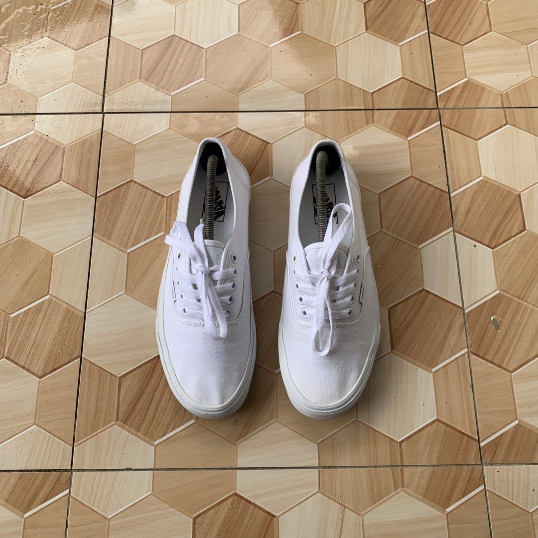 Vans True White❗️ (Category: Casual Shoes) located in Cebu City. Submitted by darrylopon12219 (Listing ID 1462099220, Image 3). Description: Orig💯 Excellent Condition Minor Sing Of Usage Size 9.5 Eru 42.5 Cm 27.5 📍CEBU ‎🚚 ship via J&T ‎DM NOW📩.