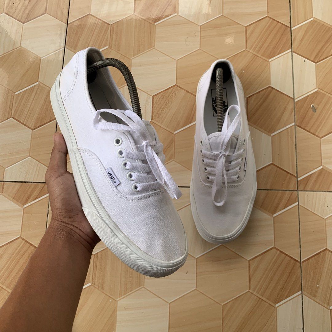Vans True White❗️ (Category: Casual Shoes) located in Cebu City. Submitted by darrylopon12219 (Listing ID 1462099220, Image 2). Description: Orig💯 Excellent Condition Minor Sing Of Usage Size 9.5 Eru 42.5 Cm 27.5 📍CEBU ‎🚚 ship via J&T ‎DM NOW📩.