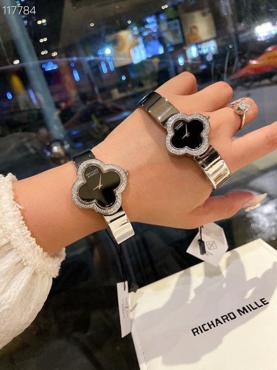 VCA Clover Watch (Category: Women's Watches) located in Caloocan City. Submitted by rarisganiy26807 (Listing ID 1462126815, Image 2). Description: .