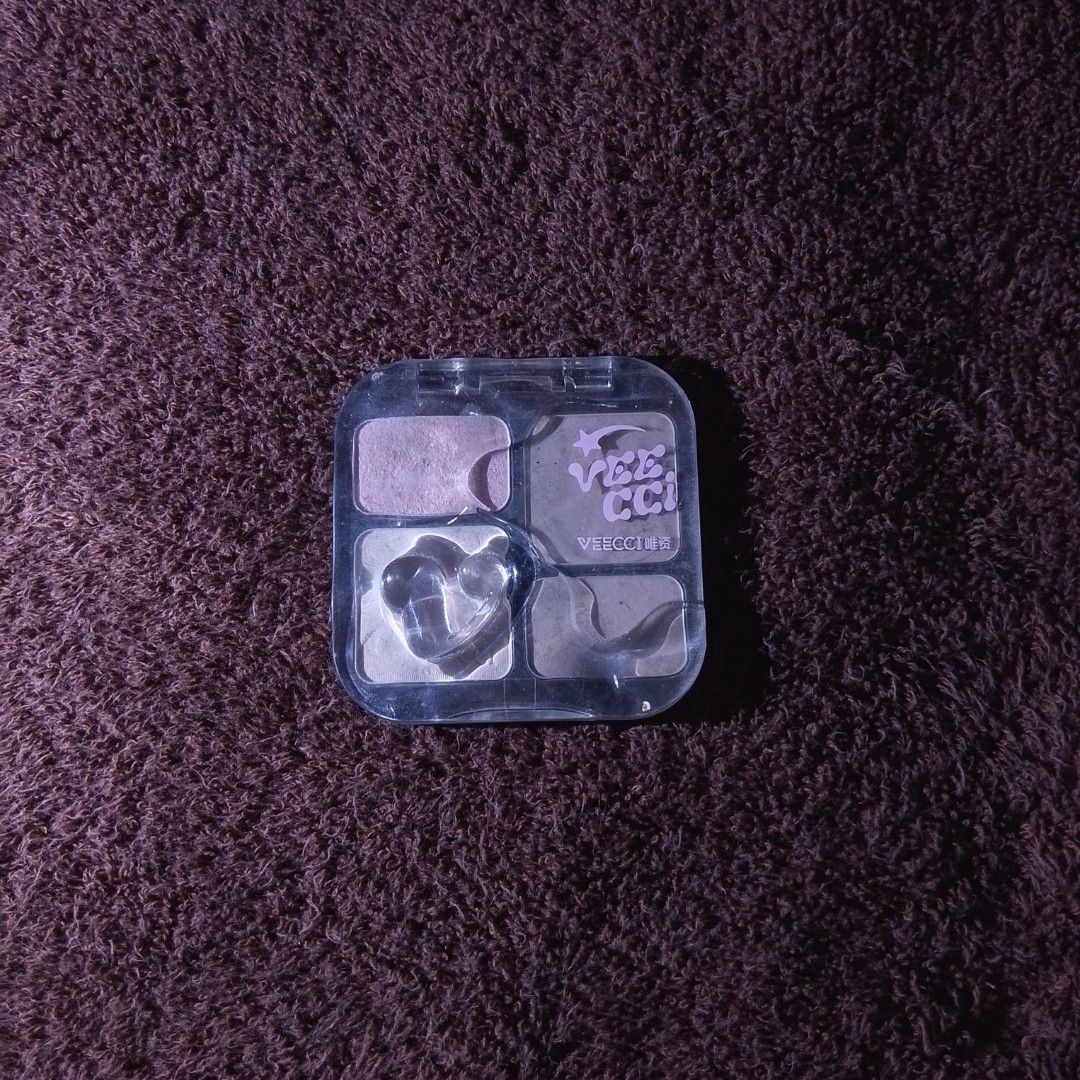 VEECCI eyeshadow/contour/matte highlighter palette (Category: Makeup) located in Cavite. Submitted by lotiebae (Listing ID 1462208147, Image 1). Description: rfs: decluttering.