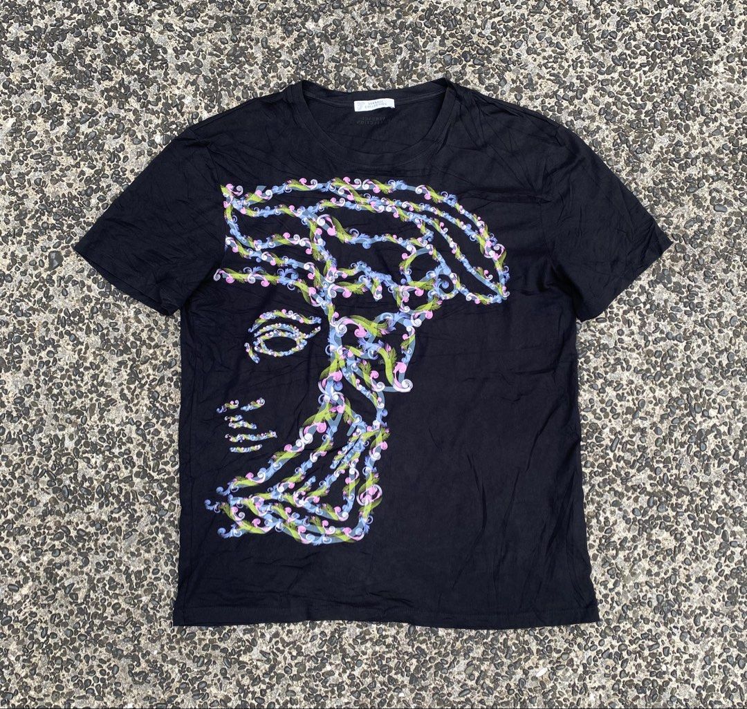 VERSACE T-shirt Painted Effect Medusa (Category: Luxury Apparel) located in Legazpi City. Submitted by folksfave (Listing ID 1462103190, Image 1). Description: Like new condition Medium 21x27 9.5/10 color rate No flaws.