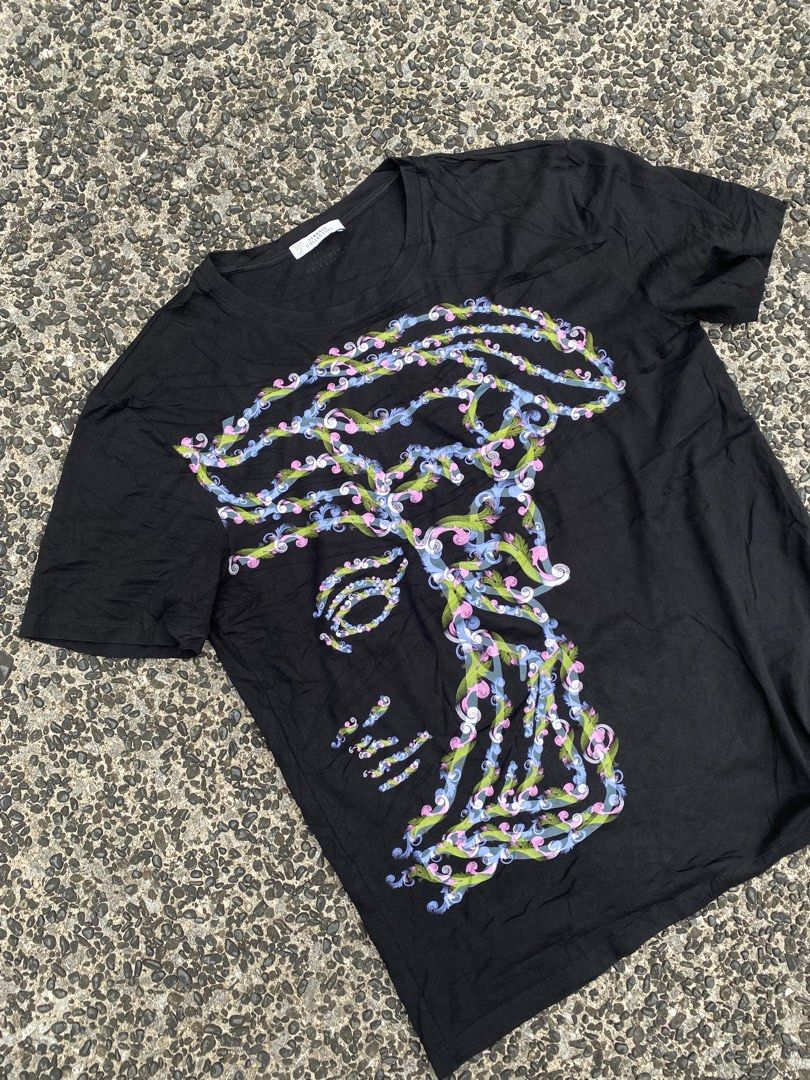 VERSACE T-shirt Painted Effect Medusa (Category: Luxury Apparel) located in Legazpi City. Submitted by folksfave (Listing ID 1462103190, Image 2). Description: Like new condition Medium 21x27 9.5/10 color rate No flaws.