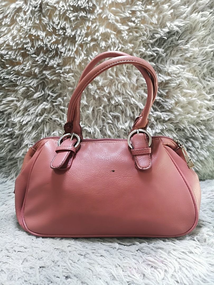 Vertical Pleating Dusky Pink Faux leather Shoulder Bag (Category: Shoulder Bags) located in Santa Cruz. Submitted by jmy_surplus.2 (Listing ID 1462045321, Image 3). Description: Size ; L- 6.5 W - 13 Color ; Dusky Pink Type ; Shoulder bag Brand ; No brand Material ; Leather Style ; Dusky Pink Zipper Closure Shoulder Bag LR 164 JMY 4 Batch #220.