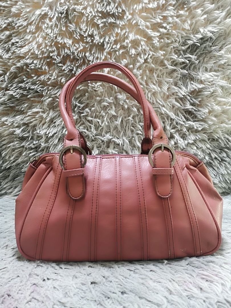 Vertical Pleating Dusky Pink Faux leather Shoulder Bag (Category: Shoulder Bags) located in Santa Cruz. Submitted by jmy_surplus.2 (Listing ID 1462045321, Image 1). Description: Size ; L- 6.5 W - 13 Color ; Dusky Pink Type ; Shoulder bag Brand ; No brand Material ; Leather Style ; Dusky Pink Zipper Closure Shoulder Bag LR 164 JMY 4 Batch #220.