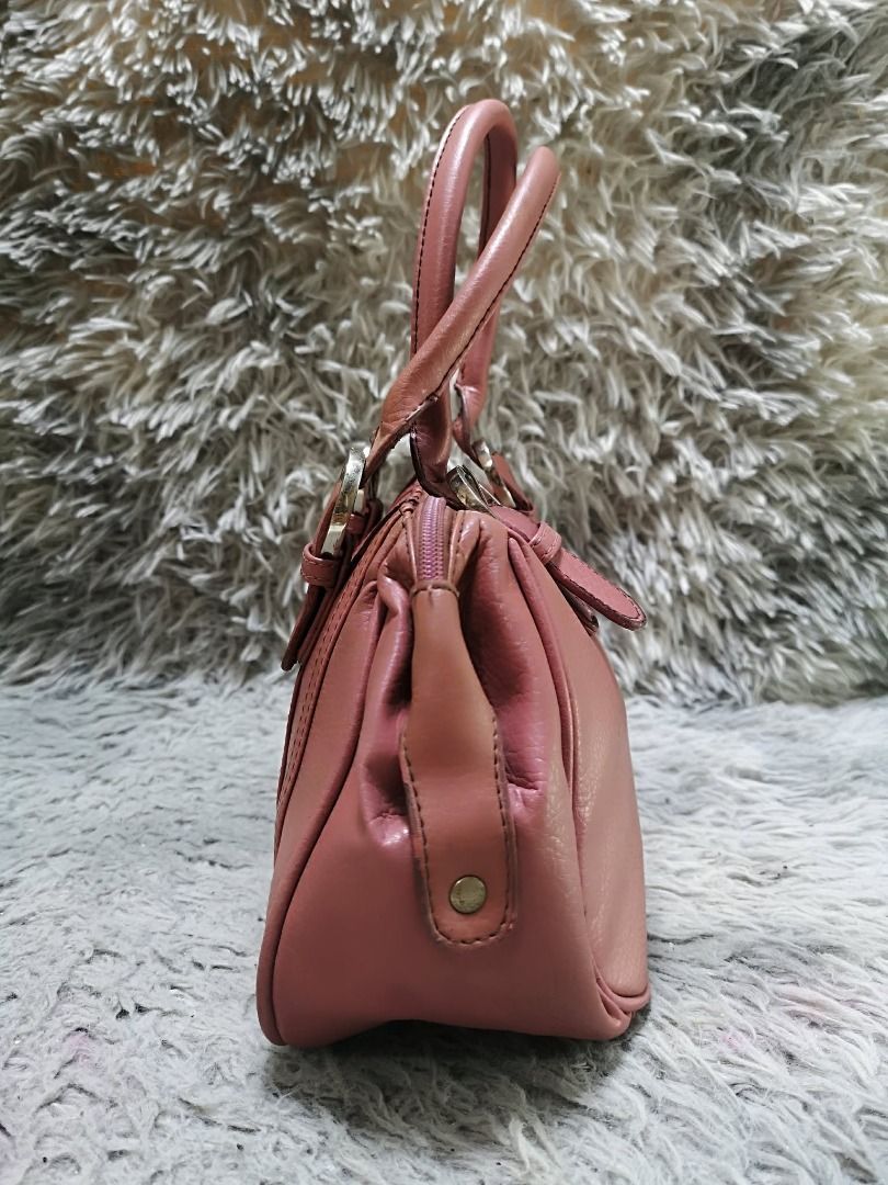 Vertical Pleating Dusky Pink Faux leather Shoulder Bag (Category: Shoulder Bags) located in Santa Cruz. Submitted by jmy_surplus.2 (Listing ID 1462045321, Image 2). Description: Size ; L- 6.5 W - 13 Color ; Dusky Pink Type ; Shoulder bag Brand ; No brand Material ; Leather Style ; Dusky Pink Zipper Closure Shoulder Bag LR 164 JMY 4 Batch #220.