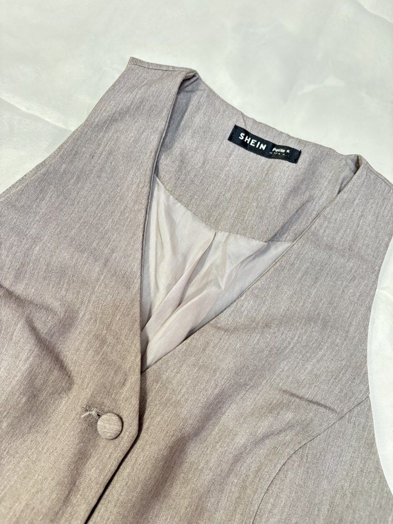 VEST TOP (Category: Others Tops) located in Batangas. Submitted by nishiaoui_04 (Listing ID 1462144589, Image 3). Description: Condition: Good condition 📌 No visible major stains or damage 📌 Actual item is shown in the photos 📌 Size Xs - Small 📌 Brand New (never been worn) 📌 From Shein 💌 Message me for measurements or additional photos! RFS: decluttering / no longer used.