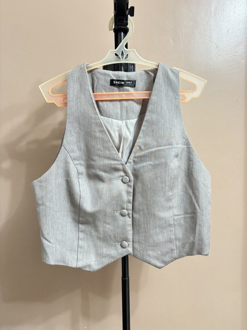 VEST TOP (Category: Others Tops) located in Batangas. Submitted by nishiaoui_04 (Listing ID 1462144589, Image 2). Description: Condition: Good condition 📌 No visible major stains or damage 📌 Actual item is shown in the photos 📌 Size Xs - Small 📌 Brand New (never been worn) 📌 From Shein 💌 Message me for measurements or additional photos! RFS: decluttering / no longer used.