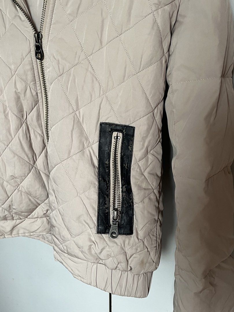 Vicky Quilted Puffer Jacket with Zipper Pockets (Category: Coats, Jackets and Outerwear) located in Quezon City. Submitted by ausieeeee (Listing ID 1462114062, Image 2). Description: - Lightweight quilted puffer jacket by Vicky - Soft, light beige color - Zip-up front closure - Two zippered front pockets (flaking leather) - Attached hood - Ideal for casual layering and everyday wear.