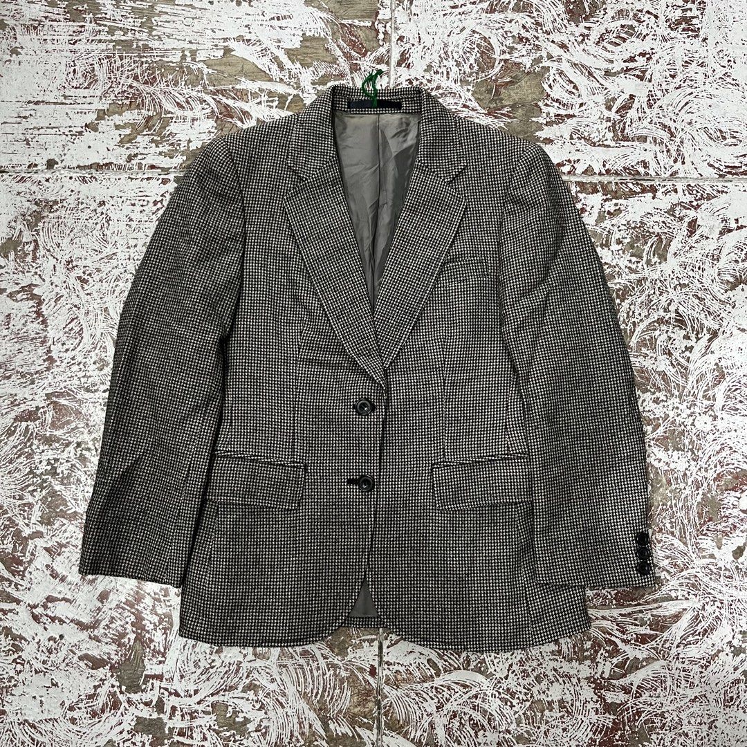 VINTAGE BURBERRYS two-button single-breasted blazer featuring a timeless black-and-white houndstooth pattern. (Category: Formal Shirts) located in Iloilo. Submitted by plugsta (Listing ID 1462126238, Image 1). Description: BLAZER SIZE: S-M MEASUREMENTS LAID FLAT (IN INCHES): WIDTH: 17 LENGTH: 24 SLEEVE LENGTH: 20 SS: 14.5 CONDITION: VGOOD FLAW/S: SEE PHOTOS .