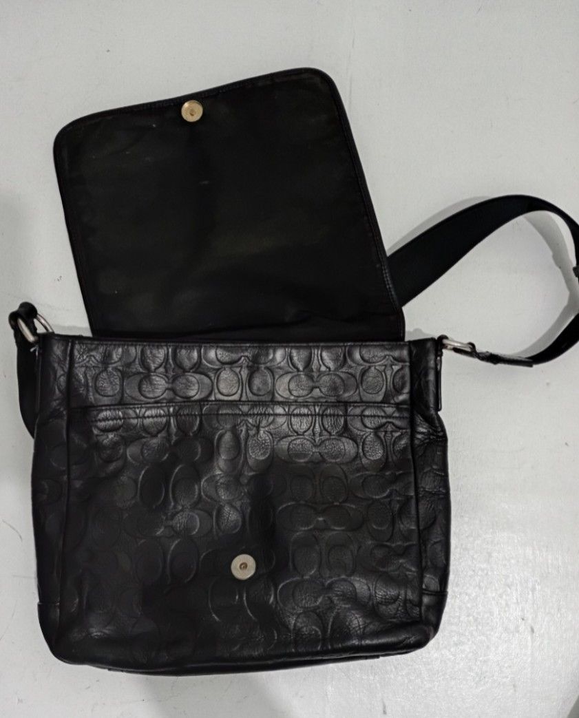 Vintage Coach black C MAP Messenger Bag (Category: Luxury Bags & Wallets) located in Manila. Submitted by eriiicaspage (Listing ID 1461450443, Image 3). Description: PreOWNED Lightly Used. WellUsed Authentic Vintage Coach OG Heritage MAP BAG black leather messenger bag - Stylish all-over embossed pattern - Spacious main compartment with interior zip pocket - Adjustable strap for customized comfort - Secure magnetic snap closure on flap - Ideal fo