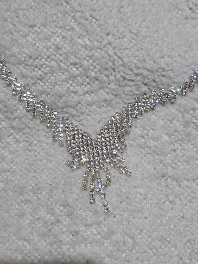 Vintage diamond bib necklace (Category: Necklaces) located in Ligao. Submitted by veetrinkets (Listing ID 1462169034, Image 3). Description: -18 inches length -elegant necklace perfect for evening dates or events -lobster clasp.