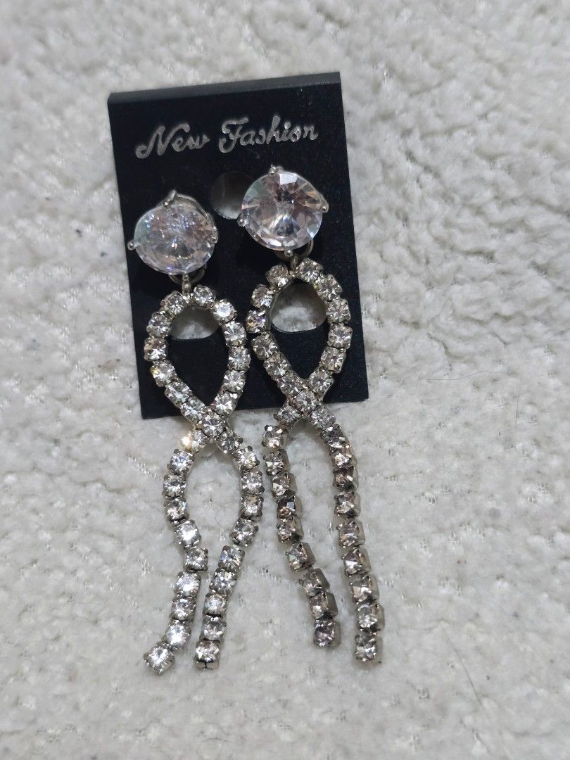 Vintage diamond dangling earrings (Category: Earrings) located in Ligao. Submitted by veetrinkets (Listing ID 1462169782, Image 1). Description: stud earrings diamond drop earrings.
